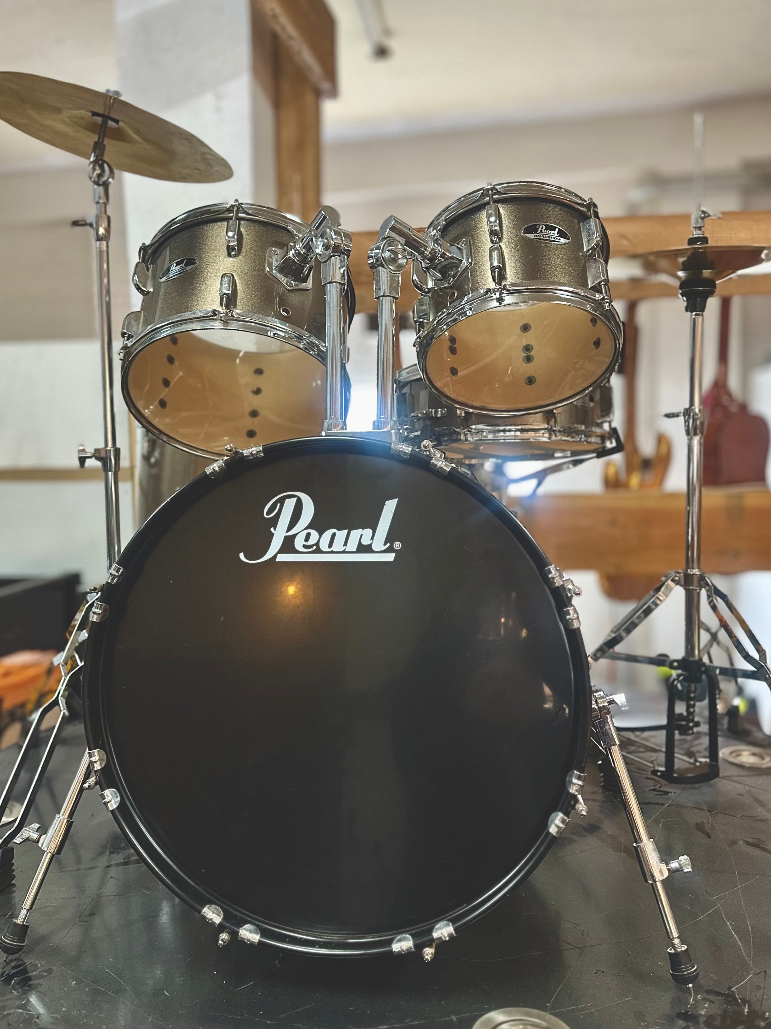 Pearl | Roadshow | 20” 5 Piece Fusion Kit | Hardware + Cymbals | Pre-Loved Pearl | Roadshow | 20” 5 Piece Fusion Kit | Hardware + Cymbals | Pre-Loved